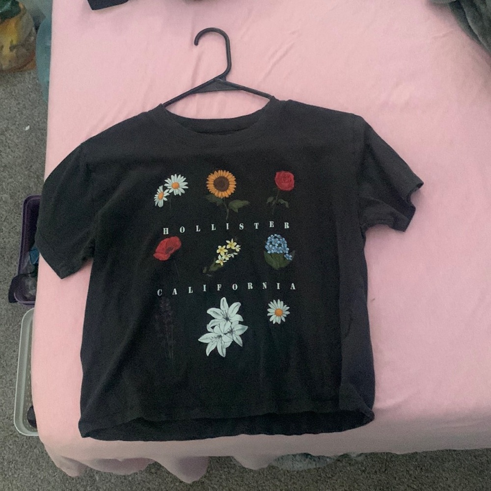 The brand is Hollister and it’s a black youth large